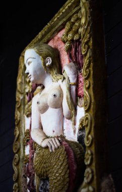 Denizkızı heykeli cliff arka plan üzerinde