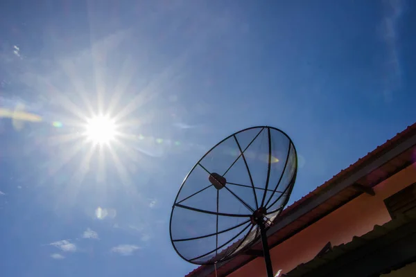 A sky műholdas szalag a háttérben. — Stock Fotó