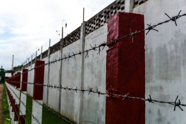 Duvarlar, çitler, Hapishaneler, mahkumlar,