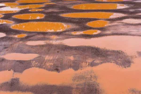 El camino de barro rojo tiene muchos pozos, caminos caídos — Foto de Stock