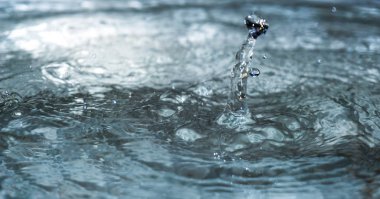 Evin çatısından damlayan suyun altında d yapar