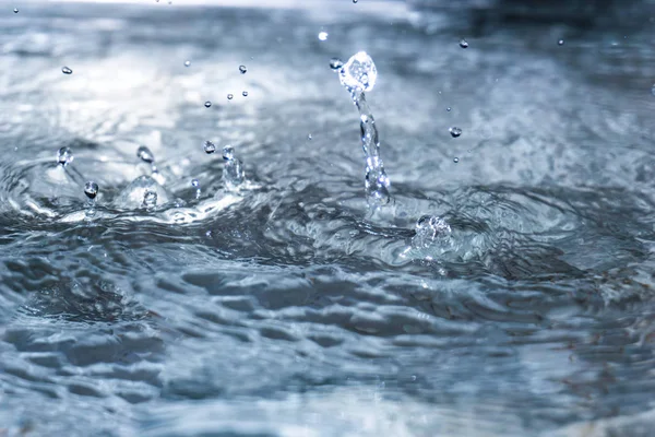 Evin çatısından damlayan suyun altında d yapar