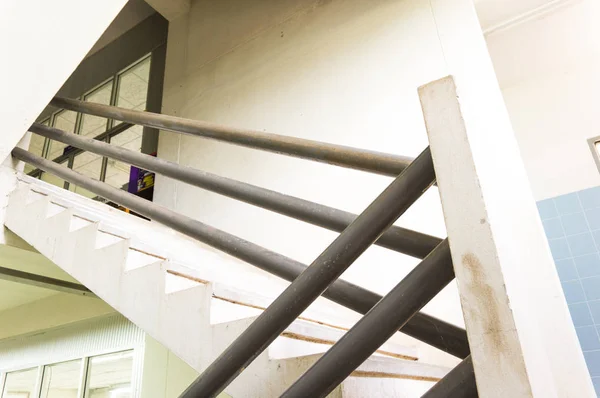 Escaliers à l'intérieur du bâtiment de bureaux — Photo