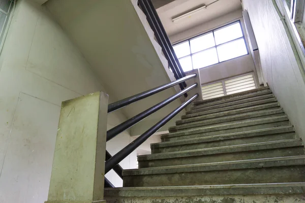 Escaliers à l'intérieur du bâtiment de bureaux — Photo