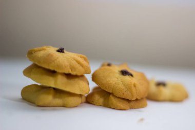 Beyaz arka plan üzerinde kurabiyeyle kuru üzüm