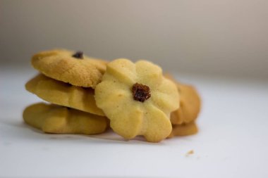 Beyaz arka plan üzerinde kurabiyeyle kuru üzüm