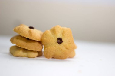 Beyaz arka plan üzerinde kurabiyeyle kuru üzüm