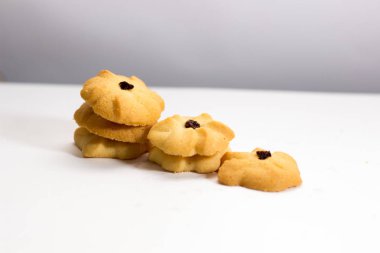 Beyaz arka plan üzerinde kurabiyeyle kuru üzüm