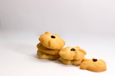 Beyaz arka plan üzerinde kurabiyeyle kuru üzüm