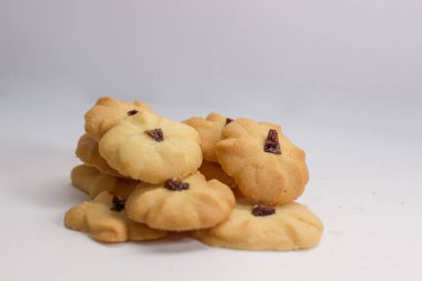 Beyaz arka plan üzerinde kurabiyeyle kuru üzüm