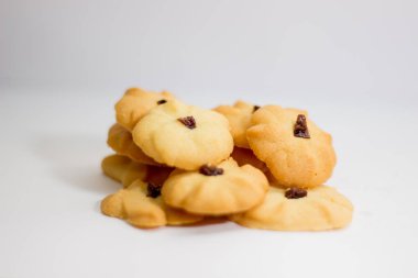 Beyaz arka plan üzerinde kurabiyeyle kuru üzüm