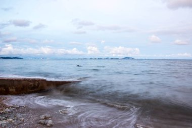 Denize uzanan ayağı ile dalga deniz.