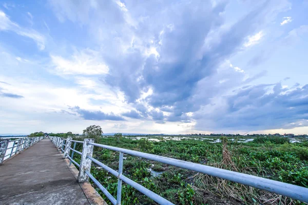 Göl, uzun koridorlar, güzel gökyüzü