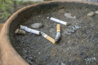 Sigara çöplükte, sigara içmek yasaktır.