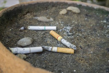 Sigara çöplükte, sigara içmek yasaktır.