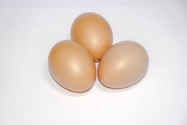 Beyaz bir arka plan üzerinde ayrılmış üç yumurta.