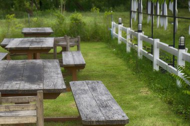 Bir dizi Bahçe sandalyeler.