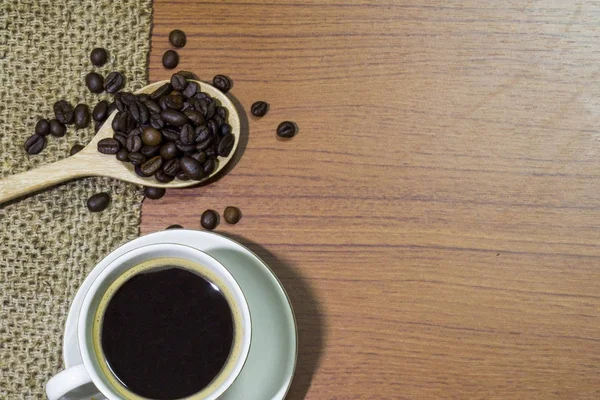 Φλιτζάνι καφέ και σιτηρών στη ξύλινη σανίδα κάτοψη για το κείμενό σας. — Φωτογραφία Αρχείου
