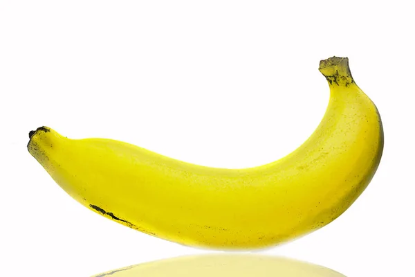 Banana madura sobre fundo branco. — Fotografia de Stock