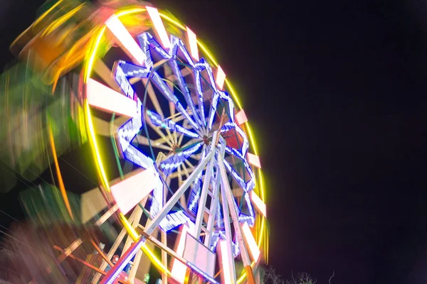 Roda Ferris berputar di malam hari . — Stok Foto