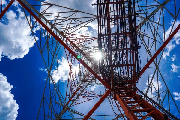 Blå himmel i bakgrunden mobiltelefon tornet används för att skicka — Stockfoto