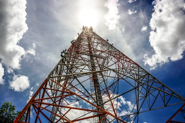 Kék ég, a háttérben a mobiltelefon-torony lehet küldeni — Stock Fotó