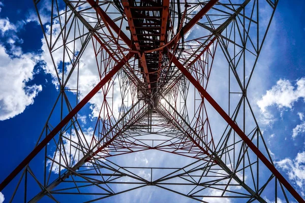 Baz istasyonu göndermek için kullanılan arka plan üzerinde mavi gökyüzü 