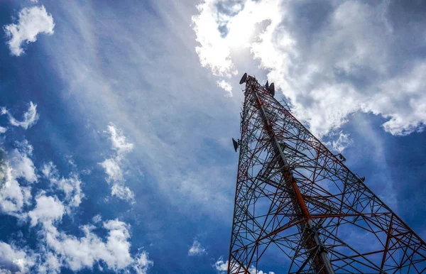 Blauer Himmel auf dem Hintergrund, mit dem der Mobilfunkmast — Stockfoto