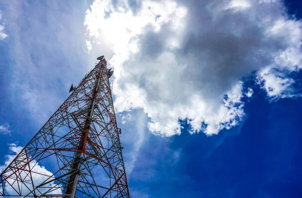 Blå himmel i bakgrunden mobiltelefon tornet används för att skicka — Stockfoto