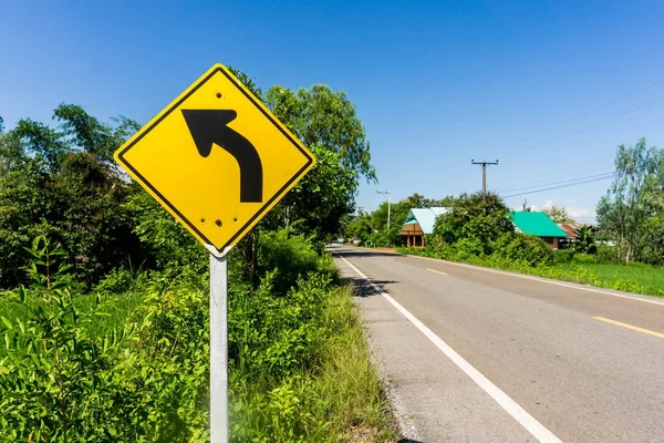I segnali stradali dicono che la curva . — Foto Stock