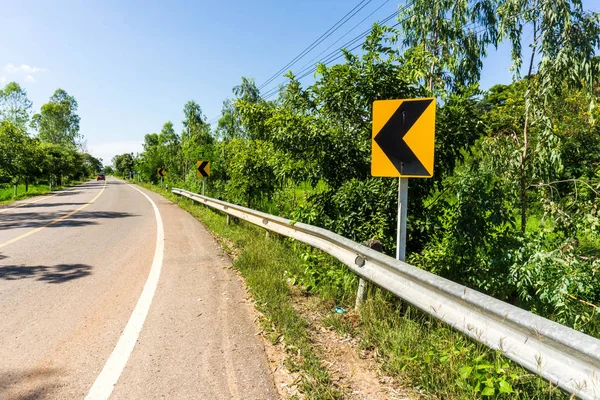 I segnali stradali dicono che la curva . — Foto Stock
