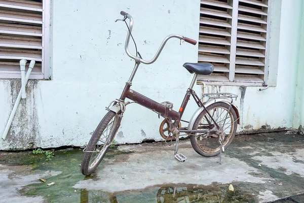 Bicicleta velha com parede de estilo antigo . — Fotografia de Stock