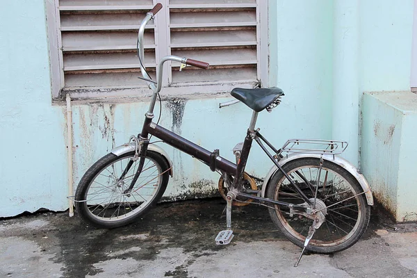 Bicicleta velha com parede de estilo antigo . — Fotografia de Stock