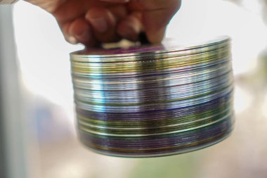 Cd disk üzerinde bir el mala erkekler üzerinde yığılmış.