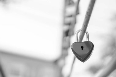 Anahtar kırmızı kalp, sevgi ve Sevgililer günü kavramı.