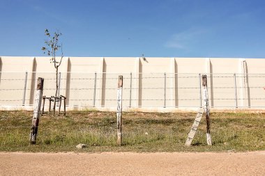 Mahkum mahkum önlemek için dikenli tel engel.