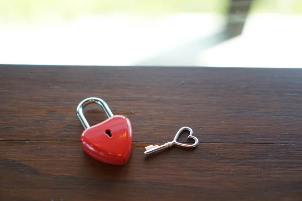 Ключевое красное сердце на деревянном столе, понятие любви и Валенти — стоковое фото