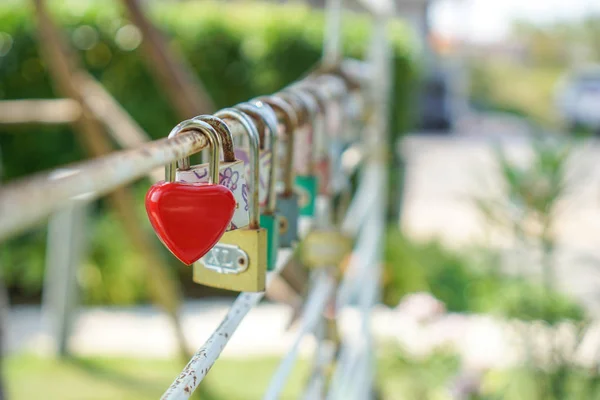 Κλειδί κόκκινη καρδιά, έννοια της αγάπης και της ημέρας του Αγίου Βαλεντίνου. — Φωτογραφία Αρχείου