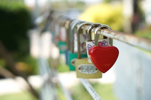 Corazón rojo clave, concepto de amor y día de San Valentín . — Foto de Stock