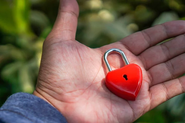 Ключевые красные сердца под рукой, концепция Дня Святого Валентина . — стоковое фото