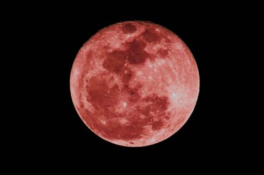 Dolunay kırmızıdır ve iyi görünüm korku veren.