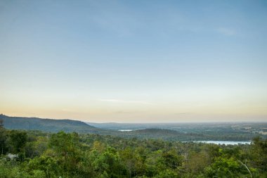 Arazi dağlık arka plan, turizm kavramı.