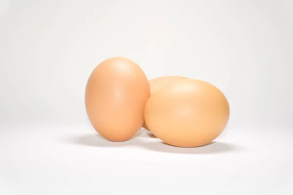 Три курячі яйця на білому тлі . — стокове фото