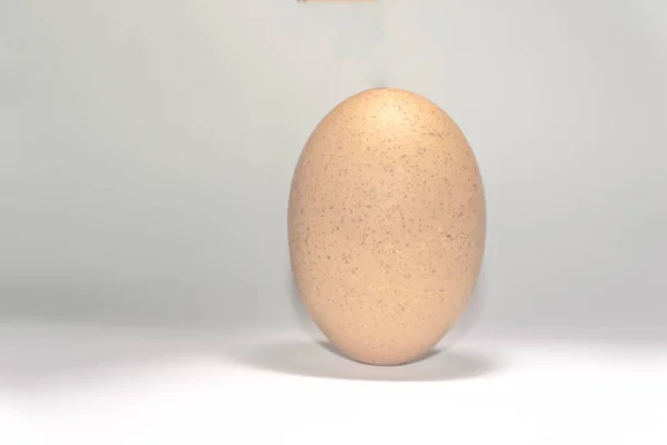 Ένα κοτόπουλο αυγά σε λευκό φόντο. — Φωτογραφία Αρχείου