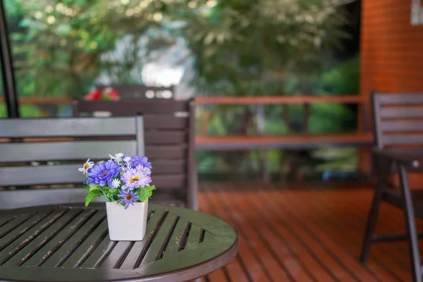 Flower pot on the coffee table — Stock Photo, Image