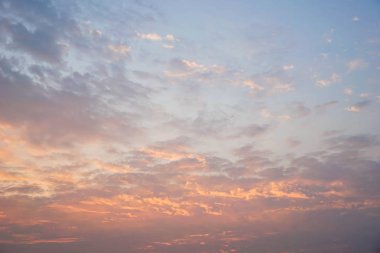 Sabahları, taze sabah kavramı ya da fikir gökyüzünde