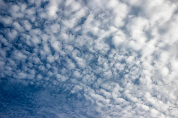 푸른 하늘과 흰 구름, 아이디어 비즈니스 정신을 강화 하는 것입니다.. — 스톡 사진