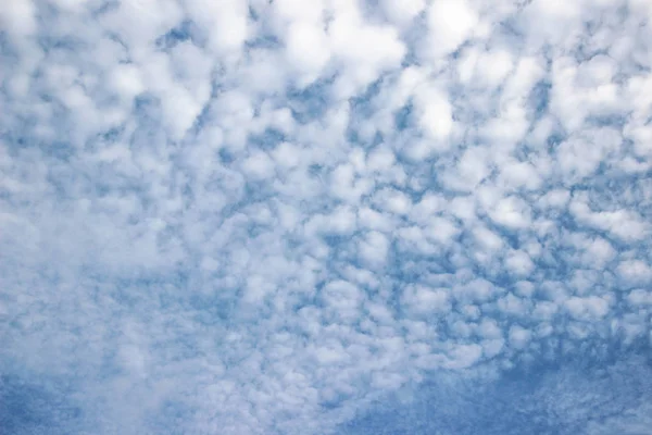 푸른 하늘과 흰 구름, 아이디어 비즈니스 정신을 강화 하는 것입니다.. — 스톡 사진