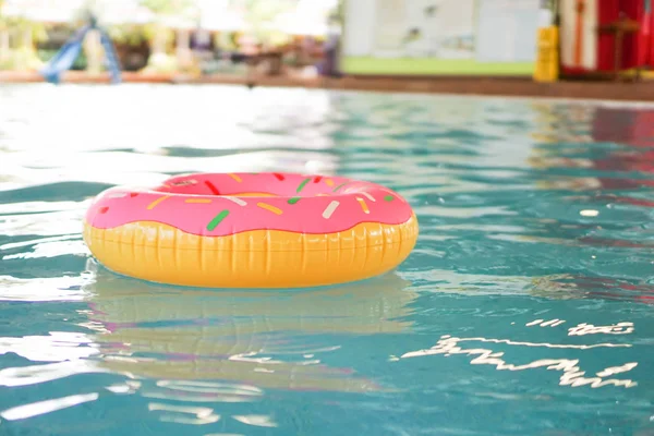 Bir havadar dalga yansıması ile mavi su üzerinde yüzen yüzük yüzmek