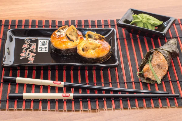 Rotoli di sushi con bastoncini — Foto Stock